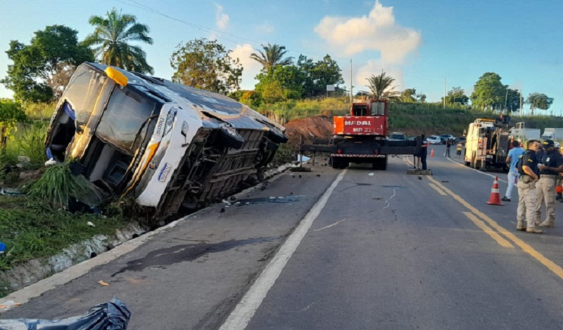 Tragédia na BR-101: Acidente com ônibus de Turismo deixa pelo menos 08 mortos e vários feridos na BR 101, em Teixeira de Freitas