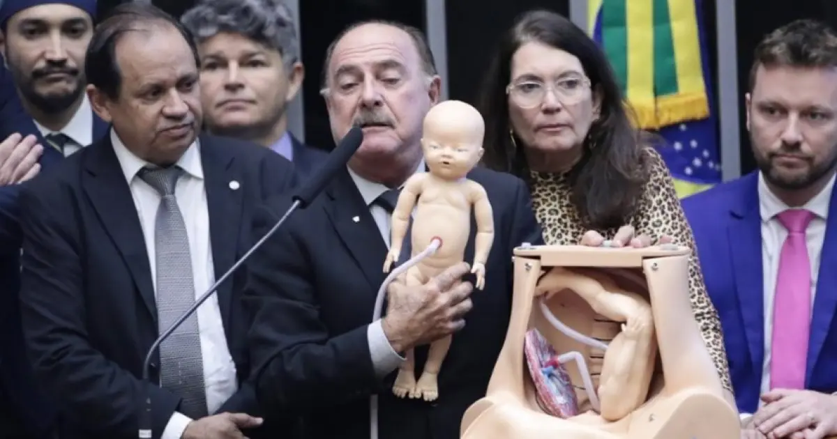 Deputados derrubam veto de Lula e proíbem uso de verbas do Orçamento para aborto e cirurgia de transição de gênero