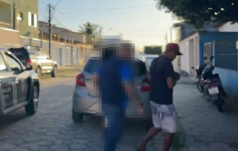 Teixeira: PC cumpre mandado judicial e prende homem acusado de bater e jogar água quente no rosto da filha de 03 anos, em Santo Antonio