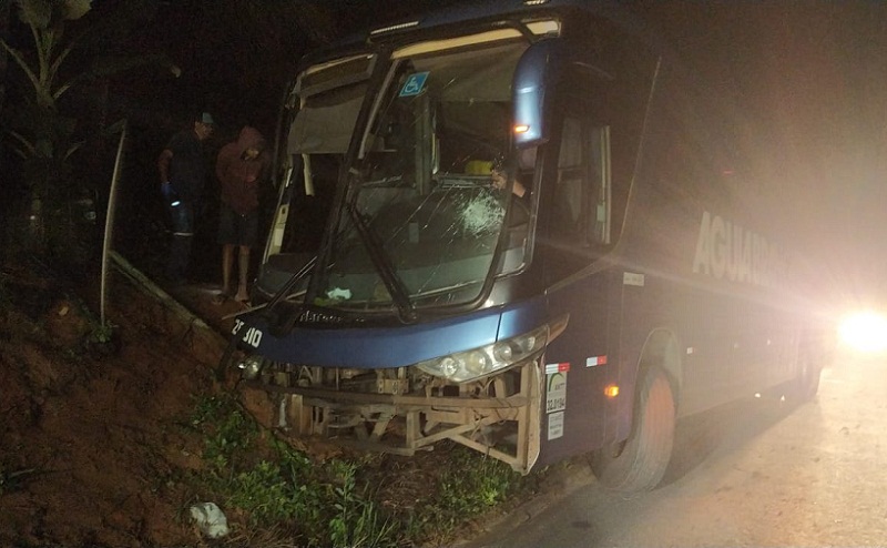 Teixeira: Três feridos após ônibus da Viação Águia Branca sair da pista na BR-101 e cair em caneleta