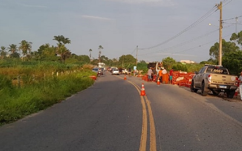 Alcobaça: Caminhão carregado de frango tomba na BA-290 próximo a São José; parte da carga foi saqueada