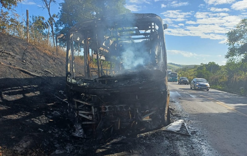 Teixeira: ônibus com 36 feirantes a bordo pega fogo no Km 874 da BR 101; ninguém ficou ferido