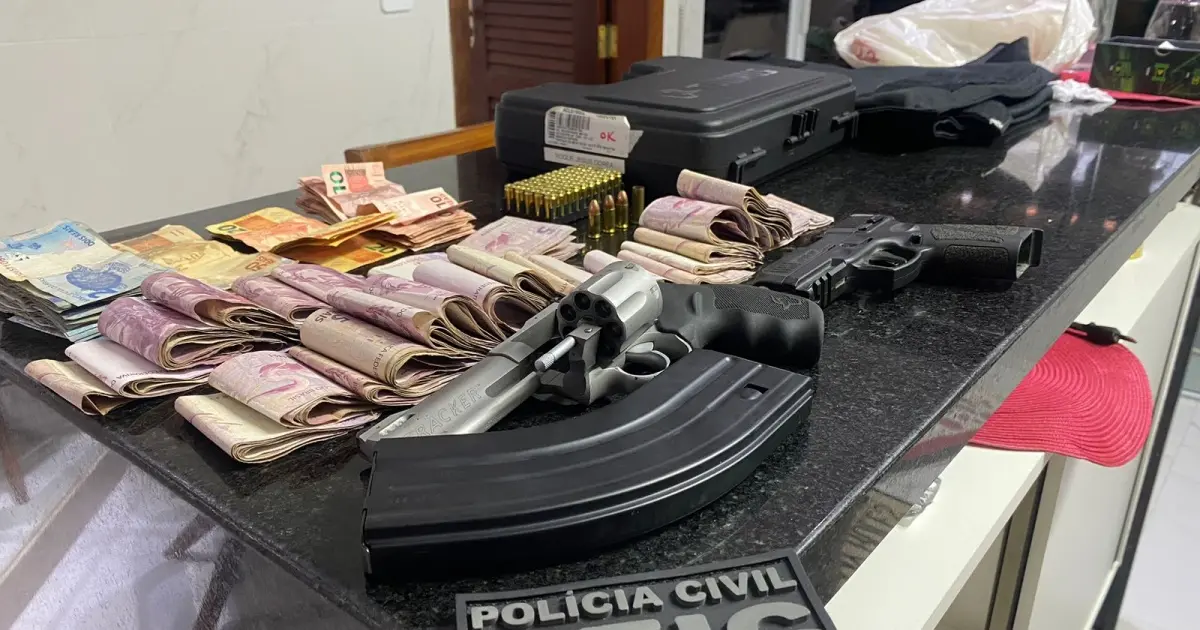 Armas e celulares são apreendidos com PMs e ex-policial suspeitos de sequestro