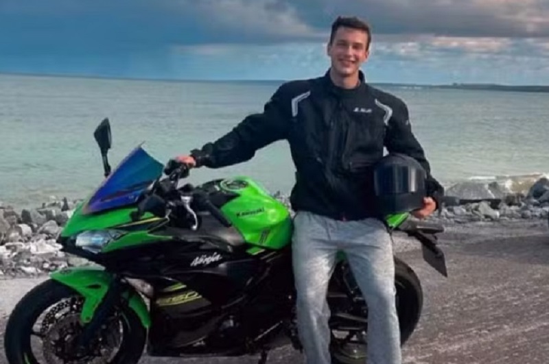 Motociclista de 21 anos morre após perder controle da moto e bater em caminhão