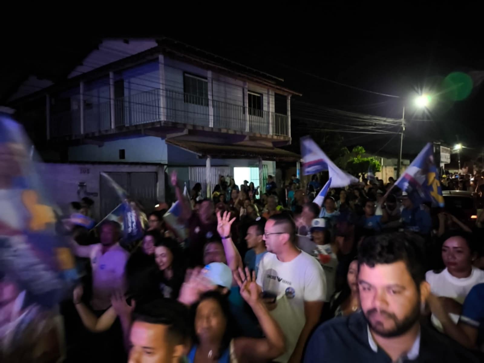 Marcelo Belitardo e Mateus Guerra recebem apoio em caminhada pela Zona Leste de Teixeira de Freitas