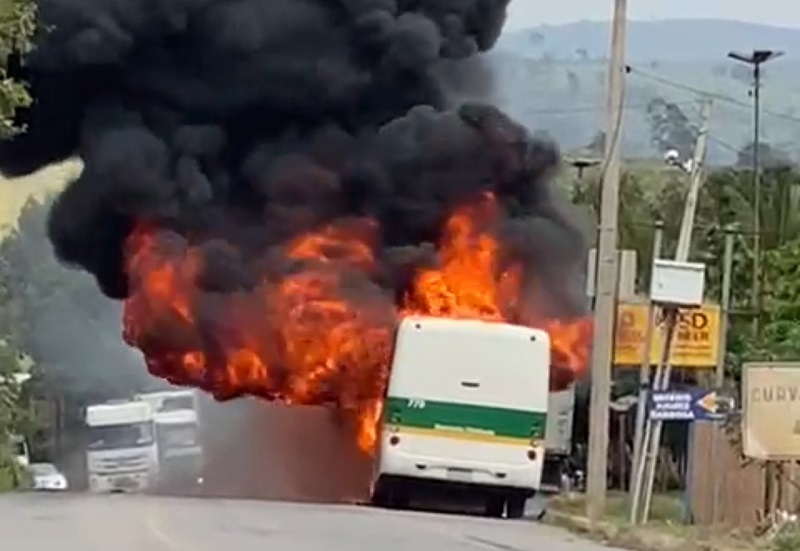 Terror: Criminosos armados ordenam que passageiros saiam de ônibus e em seguida colocam fogo no veículo, em Itamaraju