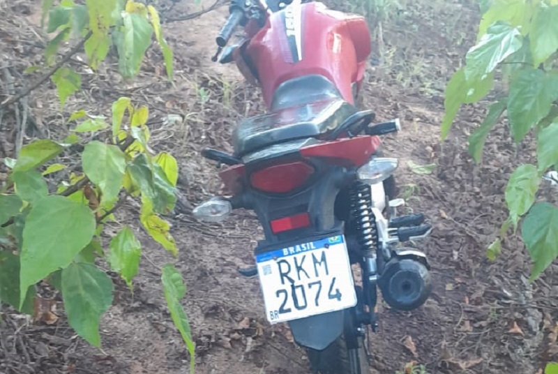 Teixeira: Polícia Militar apreende drogas e moto que havia sido tomado de assalto no Vila Vargas