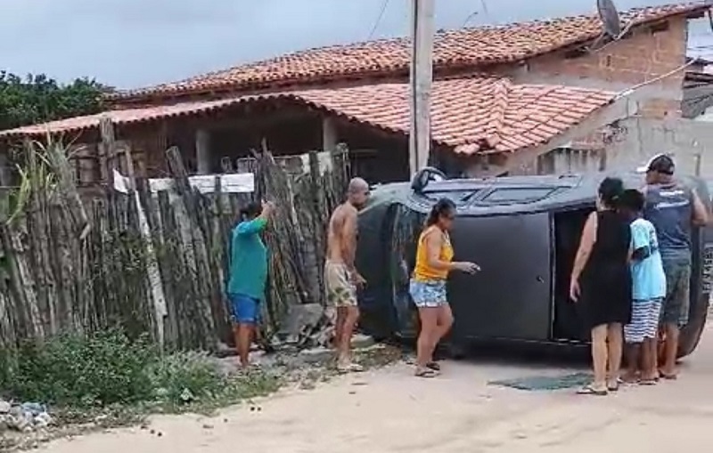 Violência: Homem tenta escapar de atentado a tiros a bordo de veículo mas bate em muro e morre em Itabatã