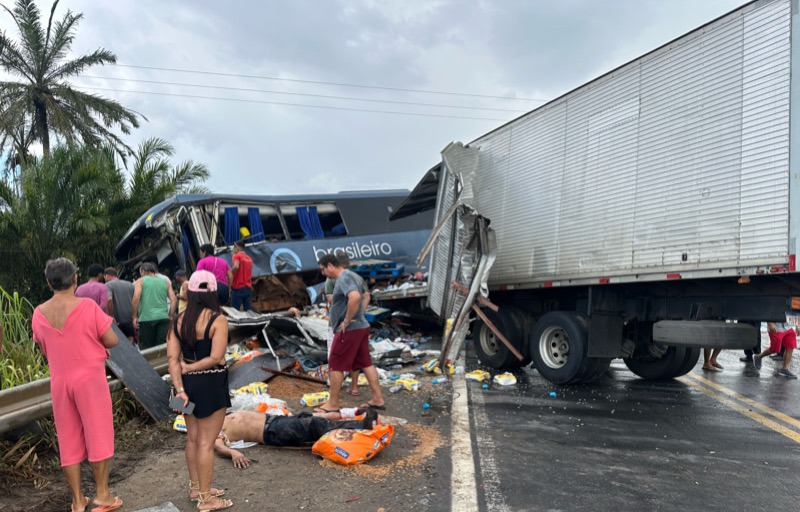 Caminhão bate em ônibus da Expresso Brasileiro na BR-101; duas pessoas morrem e outras ficaram feridas