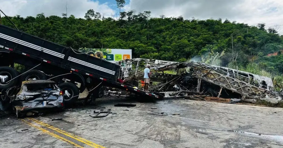 Acidente na BR-116: ônibus, carreta e carro se envolvem em colisão e deixam 22 mortos