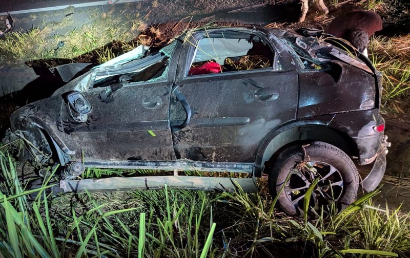 Caravelas: Capotamento de veículo no KM 896 da BR-101 deixa três pessoas feridos; vitimas foram socorridos ao HECB, em Teixeira