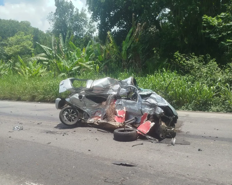 Perigos nas rodovias:Dois jovens perdem a vida em trágico acidente na BR-101