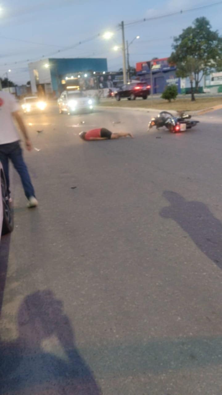 Motociclista fica lesionado após bater na traseira de veículo parado na Presidente Vargas, em frente ao Supermercado Souza