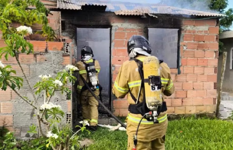 Casa é destruída por incêndio após botijão de gás explodir em Porto Seguro