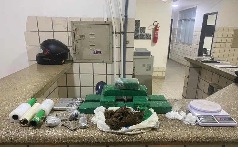 Teixeira: 87ª CIPM apreende mais de 3,6 kg de maconha, além de crack e cocaína; suspeito foge