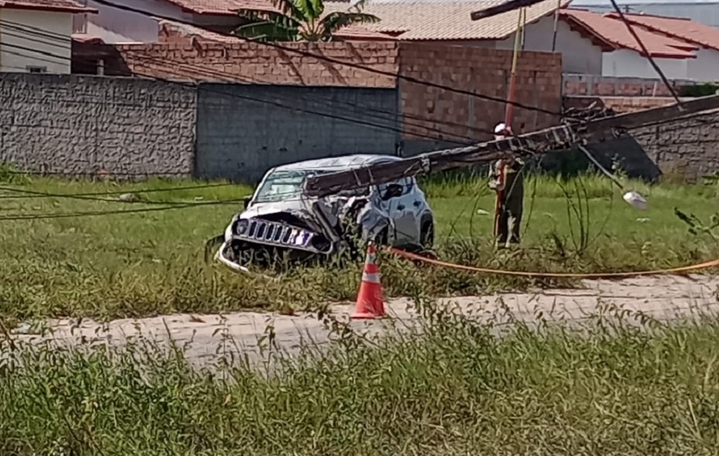 Teixeira: Jovem que dirigia carro em alta velocidade perde o controle da direção, bete em poste e deixa bairro sem energia