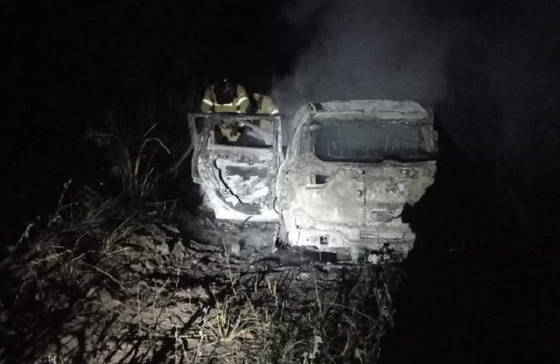 Teixeira: Bombeiros do 18º BBM são chamados para apagar incêndio em veículo abandonado na BR-101