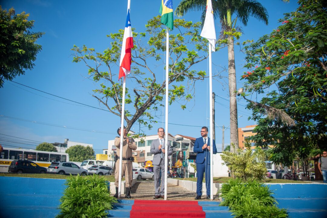 Ato Cívico na Praça da Prefeitura comemorou os 40 anos de Teixeira de Freitas