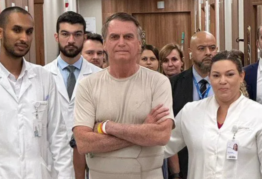 Bolsonaro recebe alta e deixa hospital três semanas após cirurgia