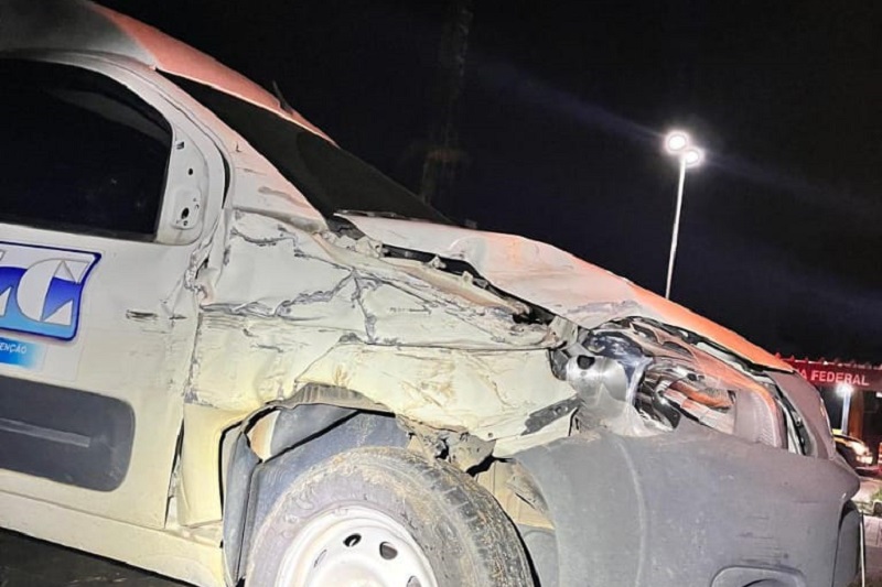 Fatalidade: Motorista desce de veículo após batida e é atropelado por outro carro na BA 101; estado é grave
