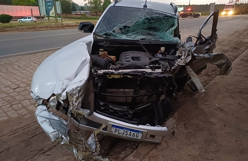 Perigo: Motorista fica gravemente ferido em colisão na BR-101, em Nova Viçosa