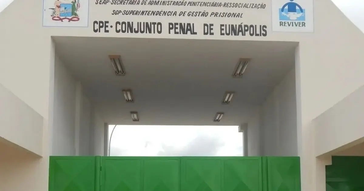 Carro do diretor do presídio de Eunápolis é alvo de emboscada por grupo armado; motorista é atingido por tiros