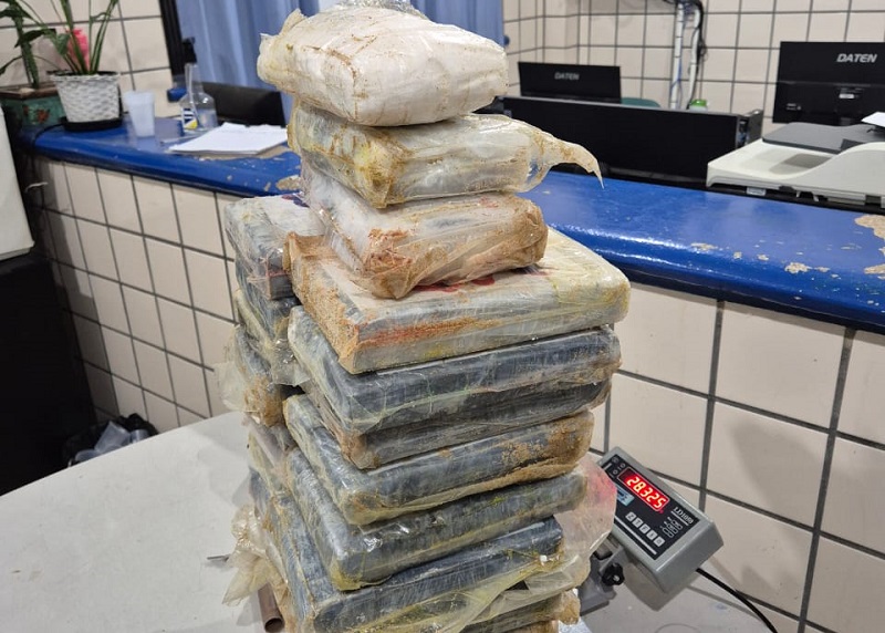 CIPE-MA apreende 25 tabletes de pasta base de cocaína na Costa de Nova Viçosa; droga estava enterrada