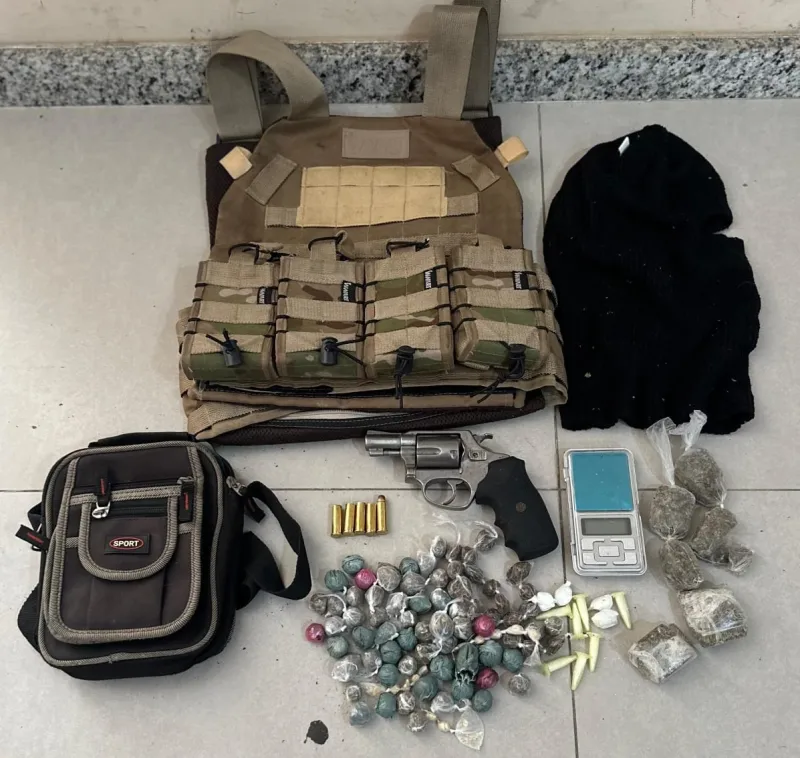 Eunápolis: Confronto entre a Polícia criminosos termina com um suspeito morto e armas e drogas apreendidas