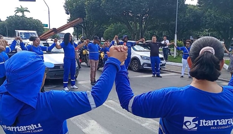 Manifestação por justiça: Garis de Itamaraju protestam após atropelamento fatal