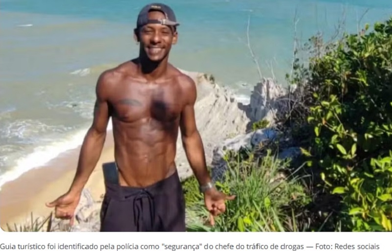 Moradores de Caraíva protestam contra morte de guia turístico em ação policial contra chefe do tráfico