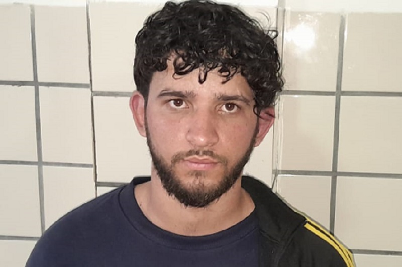 Teixeira: Motorista de aplicativo é preso ao tentar arremessar celulares e drogas para dentro do presídio