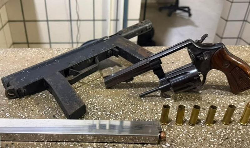 Armas que estavam em posse dos criminosos, ambas utilizadas na tentativa de homicídio contra a mulher e no confronto com os militares